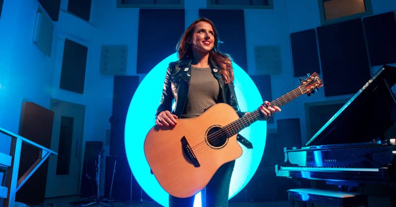 Read more about the article Faith Guitars Endorsee Louise Day Releases New Music Video