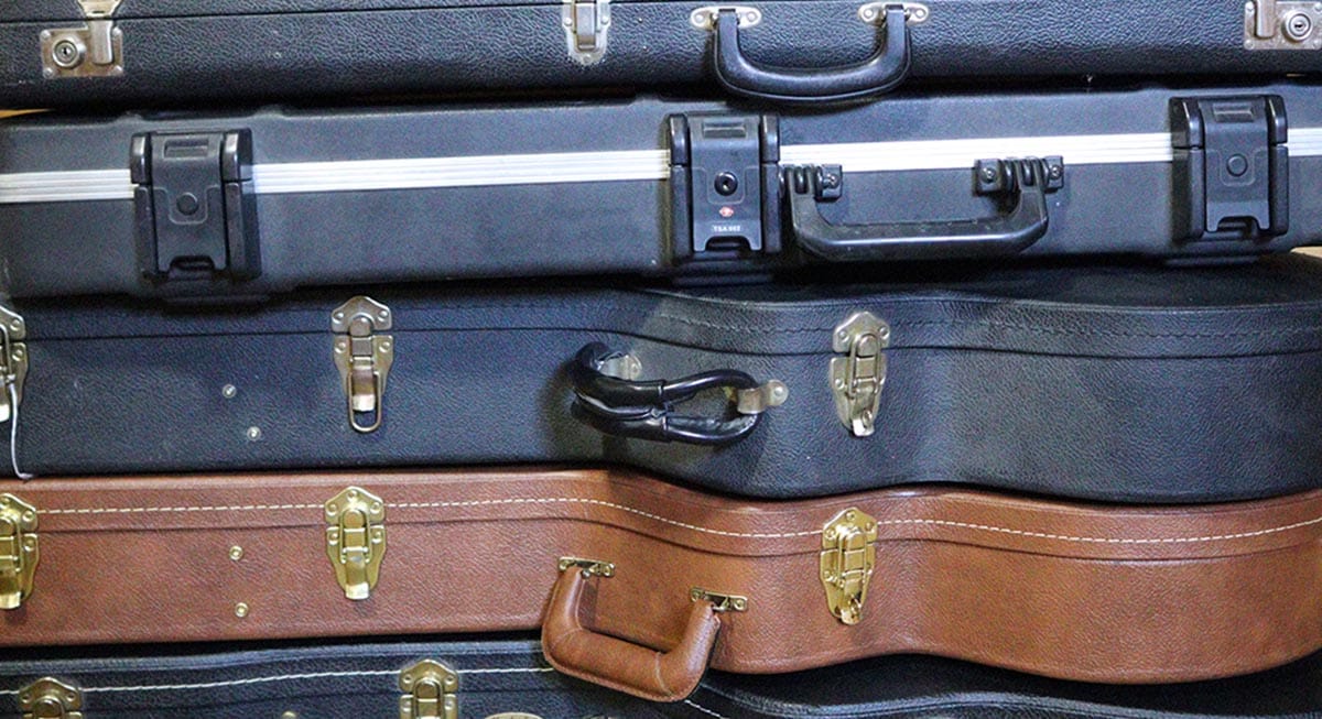 Read more about the article Hard Case vs Gig Bag? – What’s the right choice for your Guitar?
